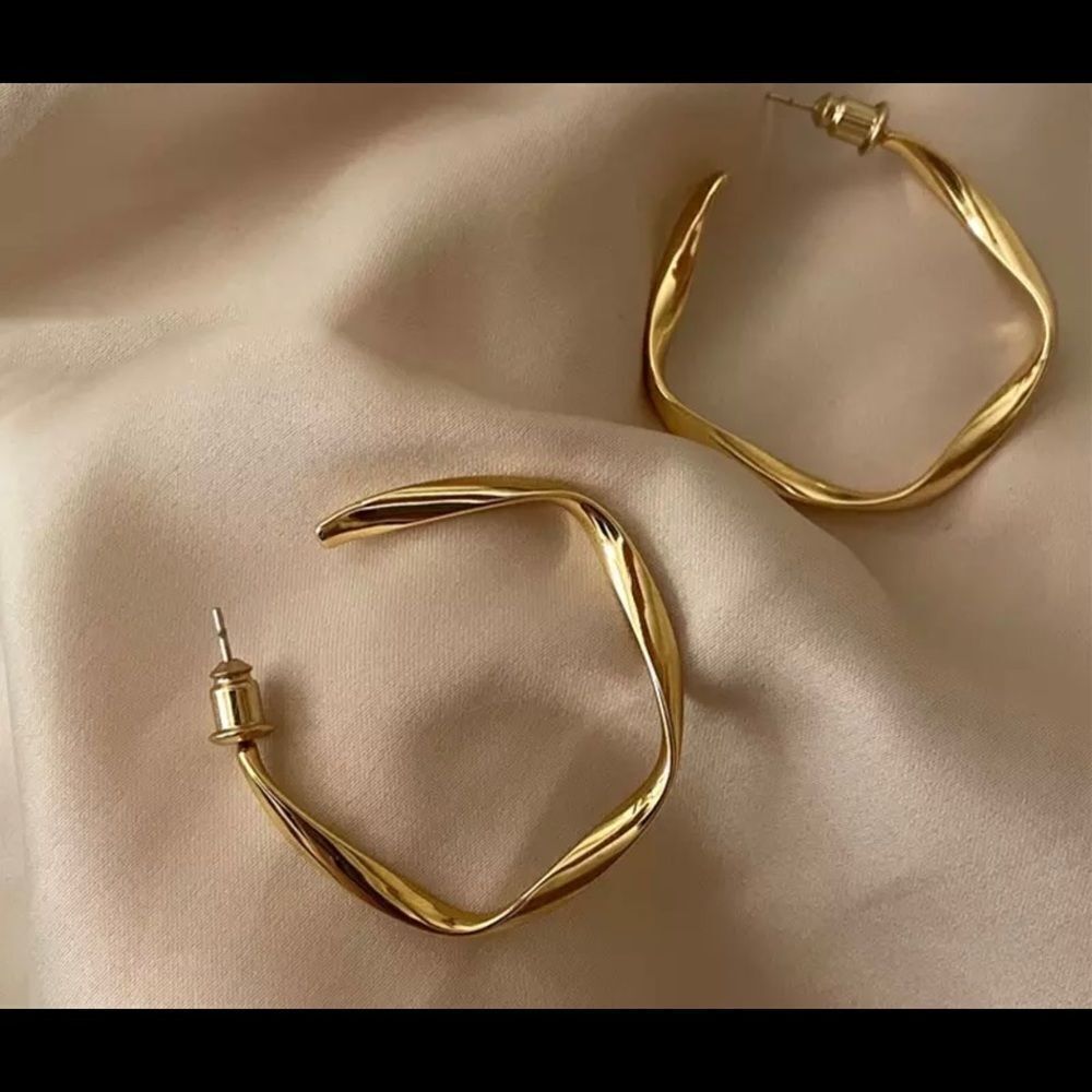 GOLD PLATED STATEMENT EARRINGS